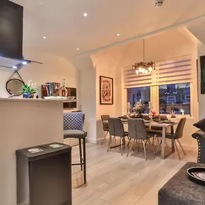 The Hepburn - Floor - Luxury For Up To 6 Guests Near Open Air Theatre And North Bay Apartment Scarborough